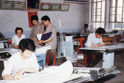 從1984年第一季度到抓管理上登記全面提高企業(yè)素質(zhì)驗(yàn)收前，采取分線檢查、總結(jié)成績、找出差距、提出措施、限期整改的方法，使各項(xiàng)工作在整頓中鞏固提高，在鞏固提高中進(jìn)行再整頓，再提高。