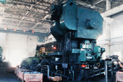 3月24日，世界第一臺(tái)德國奧姆卡4000噸熱模鍛生產(chǎn)線在山推總廠熱模鍛車間安裝調(diào)試。