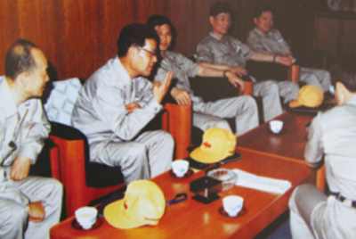 為了學(xué)習(xí)外國先進(jìn)技術(shù)和管理方法，前往引進(jìn)技術(shù)與設(shè)備的國家進(jìn)行實(shí)地考察。薛仲光廠長在日本。