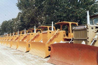 產(chǎn)品整裝待發(fā)。自1984年對(duì)銷售實(shí)行了承包責(zé)任制，調(diào)動(dòng)了職工的積極性，增強(qiáng)了責(zé)任感，從而改變了過去等、靠、要的被動(dòng)局面。