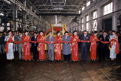 山推股份公司舉行山推牌TY220推土機(jī)5000臺(tái)下線慶典活動(dòng)。