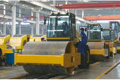 2002年2月，由履帶廠開發(fā)研制的YZ18液壓振動(dòng)壓路機(jī)，順利下線。