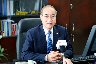 張秀文董事長在接受中國山東網(wǎng)專題采訪時(shí)，就公司踐行“厚道魯商”倡樹行動(dòng)進(jìn)行回答，介紹了山推把“仁義、誠信、厚道”的文化精髓融入到生產(chǎn)經(jīng)營的全過程的典型做法和“誠敬做產(chǎn)品，誠信做企業(yè)”的經(jīng)營理念，在工程機(jī)械行業(yè)樹立起了“厚德堅(jiān)韌”的山東國企形象