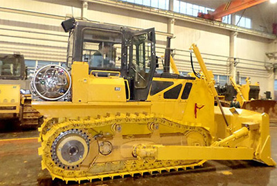 世界上第一臺(tái)燃?xì)庑吐膸酵仆翙C(jī)——SD20-5（LNG）在研究總院新產(chǎn)品試制中心下線。SD20-5（LNG）履帶式推土機(jī)是公司順應(yīng)行業(yè)發(fā)展趨勢(shì)開發(fā)的一款節(jié)能、環(huán)保產(chǎn)品，整機(jī)采用天然氣專用發(fā)動(dòng)機(jī)，燃燒后無積炭，滿足stageIIIA排放，壽命更長，維修頻率更低。