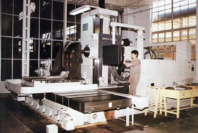 BPN-13B(R4)數(shù)控臥式加工中心。廠房擴(kuò)建加大，設(shè)備填平補(bǔ)齊，增加精、大、稀設(shè)備，新上生產(chǎn)線，提高企業(yè)裝備素質(zhì)，使山推廠成為名副其實(shí)的大馬力推土機(jī)生產(chǎn)廠。