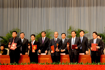 會(huì)上對(duì)獲得“省長質(zhì)量獎(jiǎng)”的企業(yè)和個(gè)人進(jìn)行了表彰，山推股份位居榜首，公司董事長張秀文從省長姜大明手中接過了代表山東質(zhì)量管理最高榮譽(yù)的“金拇指”獎(jiǎng)杯。