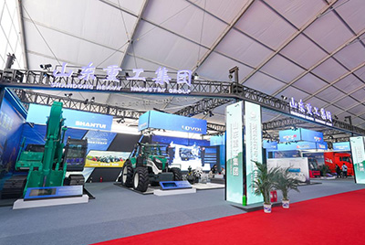 2023跨國公司與中國主題展在青島國際會(huì)議中心海上大壩舉辦， 山推股份攜EE225電挖、SRD13-C6U無人駕駛壓路機(jī)和純電裝載機(jī)隨團(tuán)參展。